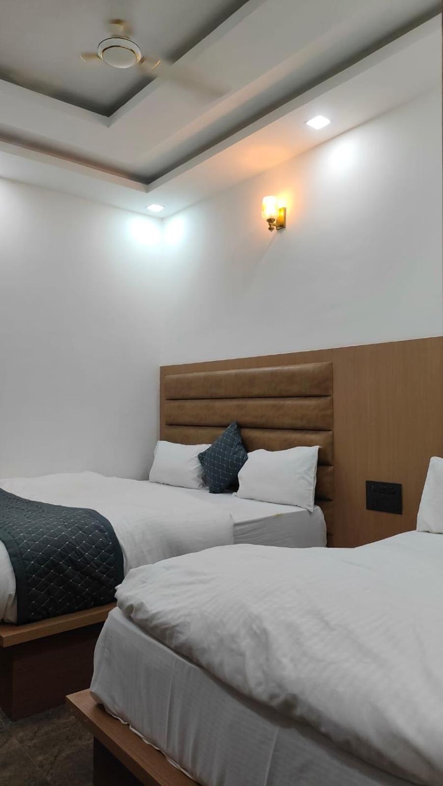 Hotel Golden Door マトゥラー エクステリア 写真