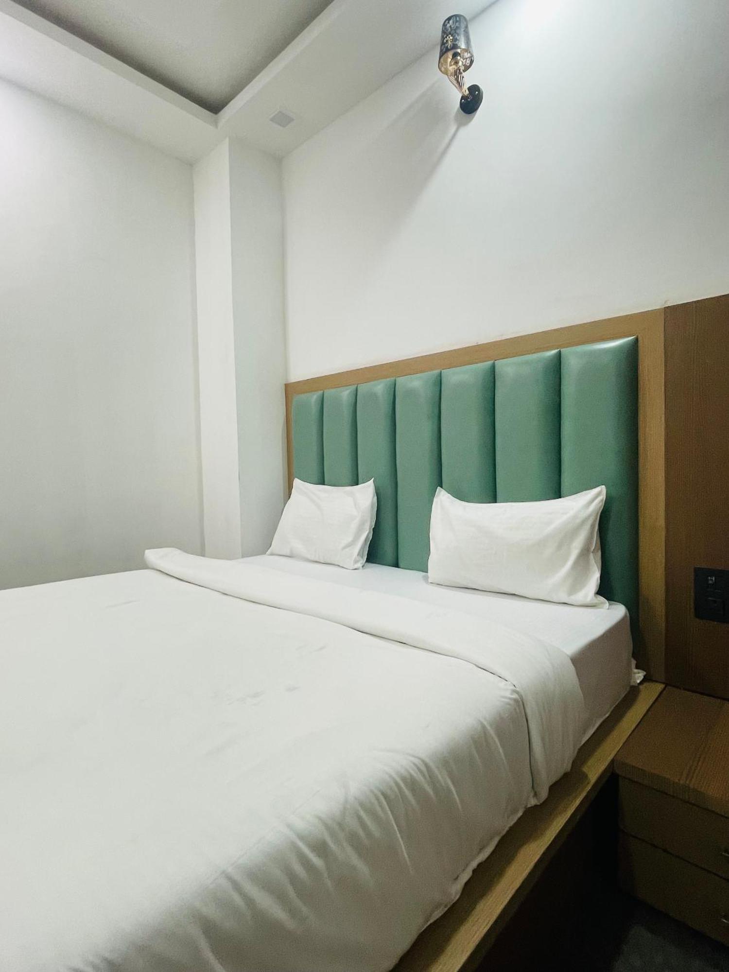 Hotel Golden Door マトゥラー エクステリア 写真